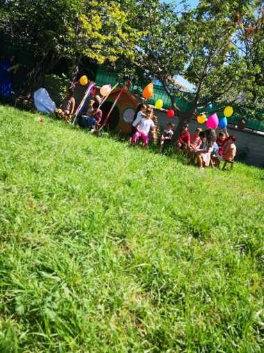 Meram Natural Yaşam Anaokulu Bahçe Çocuklar Oyun Oynuyor Balon Patlatma Küçük